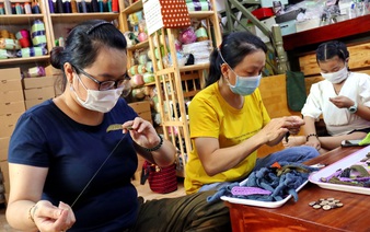 Hand-knitted ‘ear savers’ donated to Vietnam’s COVID-19 frontline workers