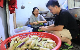 Young people give free meals to the less fortunate in Saigon