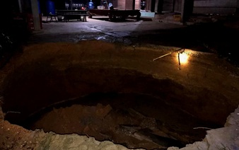 Massive sinkhole frightens neighborhood in north-central Vietnam
