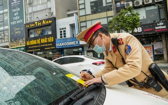 Hanoi traffic police start attaching parking tickets to car windshields