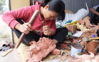 Northern craft villagers add wooden, clay buffalo to ornament market ahead of Tet