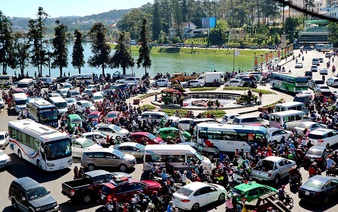 After two decades of free-for-all traffic, Da Lat City considers traffic light system