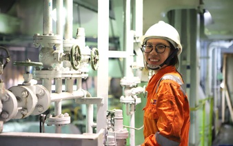 How does a female mechanic work at sea in Vietnam?