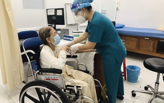Ho Chi Minh City senior citizen gets COVID-19 jab at 102