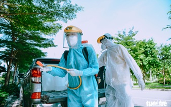 These young girls volunteer to disinfect high-risk areas in Ho Chi Minh City