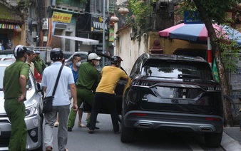 Hanoi police, residents smash car window to tackle serial hit-and-run suspect