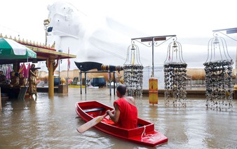 Temples underwater as floods hit historic Thai city