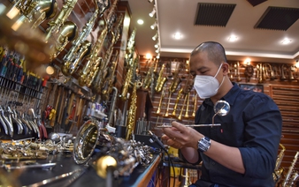 Man repairs saxophones for over two decades in Ho Chi Minh City
