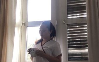 How does this Vietnamese doctor help her compatriots in Hungary?