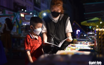 Visitors throng Nguyen Hue Flower Street on opening night in Ho Chi Minh City