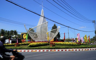 Roundabout monument said to threaten driving safety in Vietnam’s Mekong Delta