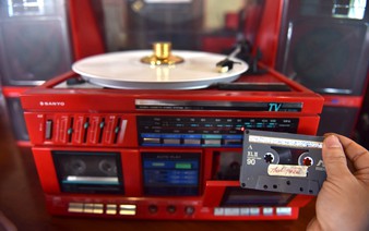 Vietnamese man collects over a thousand reel to reel tape recorders in two decades