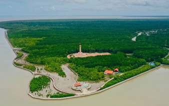 Where in mainland Vietnam can you view both sunrise and sunset over the sea from one spot?