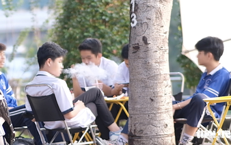 Teen vaping: young students targeted by e-cigarettes
