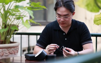 Vietnamese man's special passion for making custom-fit earphones