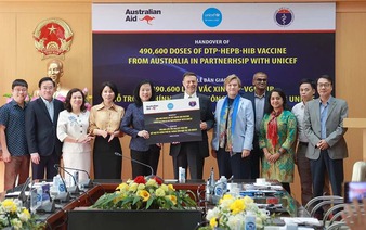 Australia presents 490,600 5-in-1 vaccine doses to Vietnam