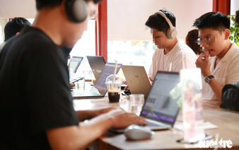 Hot summer, long stays: Da Nang coffee shops struggle with 'rooted' customers