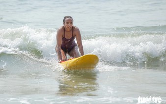 Female lifeguards compete in rescue competition in Da Nang