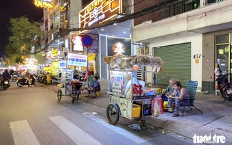 Over 80 street food carts encroach on Ho Chi Minh City street