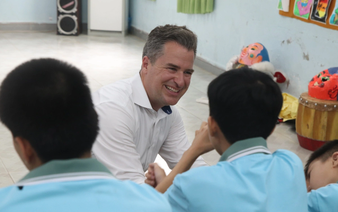 US ambassador, Marine veterans visit Vietnamese AO victims in Da Nang