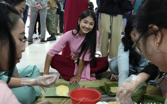 Int’l students learn about Vietnamese Tet by joining year-end parties, wrapping ‘banh chung,’ writing calligraphy