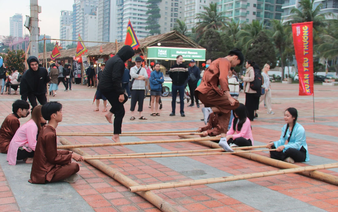 Foreign tourists experience traditional Tet atmosphere in Da Nang