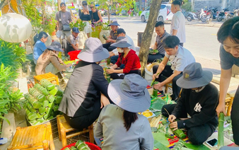 Int’l tourists enjoy wrapping 'banh chung,' 'banh tet' for Vietnamese Tet in Hoi An