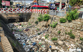 Ho Chi Minh City canals overrun with garbage