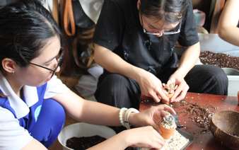 People in Ho Chi Minh City breathe new life into hand-me-downs
