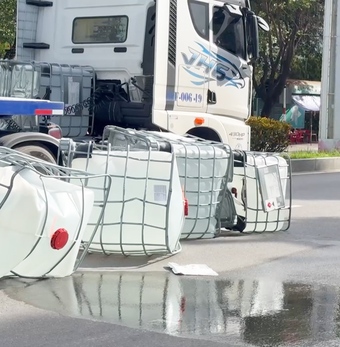 Xe đầu kéo làm rơi, vỡ nhiều thùng hoá chất giữa đường phố đông đúc