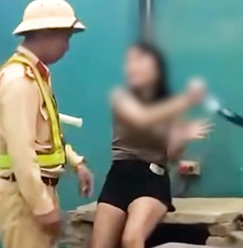 Video cô gái hất văng máy đo của cảnh sát khi bị kiểm tra nồng độ cồn