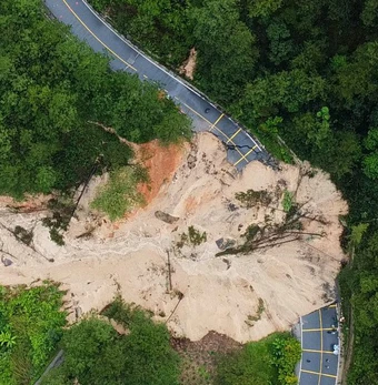 Flycam cận cảnh hố sụt khổng lồ sâu 30m trên đèo Mimosa, chia cắt đường đi Đà Lạt