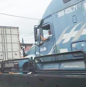 Quốc lộ 1 từ Sông Cầu đến Tuy An kẹt xe nghiêm trọng, hàng ngàn xe đứng chôn chân