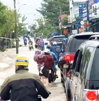 Video đoàn xe của Bí thư Tỉnh ủy Đắk Lắk giúp bà con qua khu vực ngập lụt an toàn