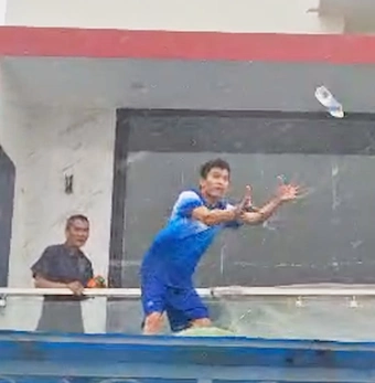 Người dân đứng trên mái nhà, ban công chờ được tiếp tế thực phẩm ở tâm lũ Phú Yên cũ