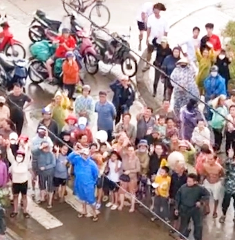 Người dân vùng lũ vui mừng khi thấy trực thăng cứu trợ của Sư đoàn 372