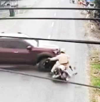 Camera ghi hình ô tô bán tải ép và tông ngã xe cảnh sát giao thông đang làm nhiệm vụ