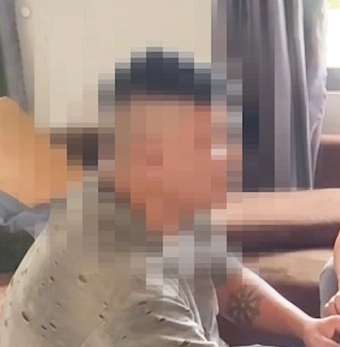 Công an lấy lời khai người cha xích chân, nhốt hai con nhỏ trong phòng