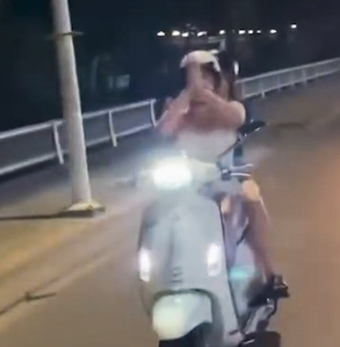 Xác minh clip cô gái chắp tay vái lạy trong lúc chạy xe máy ở Lái Thiêu, TP.HCM