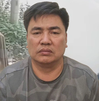 Tạm giữ hình sự tài xế đẩy cảnh sát giao thông vào đầu xe tải