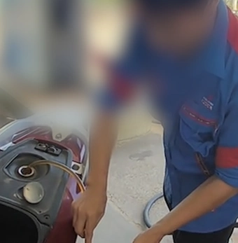 Rút lại xăng, không nhận chuyển khoản của khách hàng, nhân viên bán xăng bị đuổi việc