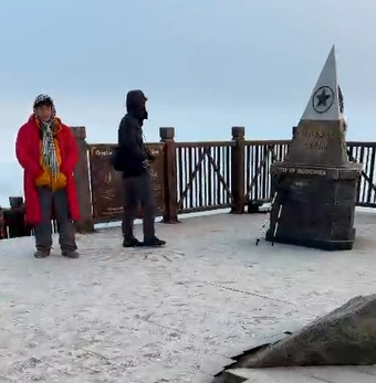 Băng giá phủ trắng đỉnh Fansipan, nhiều du khách thích thú check-in