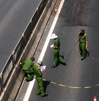 Khám nghiệm hiện trường vụ thi thể không còn nguyên vẹn trên cao tốc Vĩnh Hảo - Phan Thiết