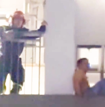 Cảnh sát thuyết phục nam thanh niên từ bỏ ý định nhảy lầu ở phường Tân Mỹ, TP.HCM