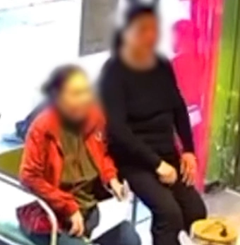 Clip 2 phụ nữ đi kêu gọi ủng hộ nhưng 'chê' 30.000 đồng của quán: Địa phương đang xác minh