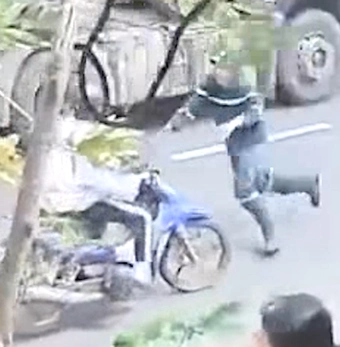 Khoảnh khắc chiến sĩ cảnh sát chữa cháy cứu nữ sinh khỏi tai nạn trong gang tấc