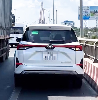 Ô tô lấn làn xe máy trên cầu Rạch Miễu bị người dân quay video, phát hiện thêm 4 lần vi phạm