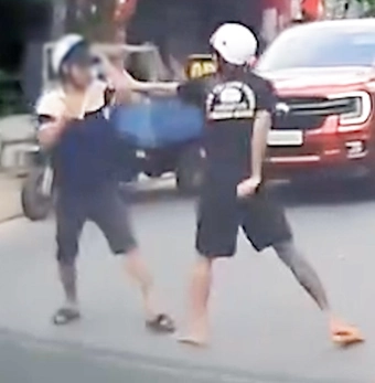 Video nhóm người dừng xe máy đánh nhau giữa đường ở Hóc Môn, công an đang truy xét