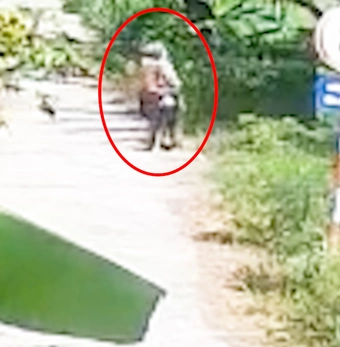 Trích xuất camera vụ hai người khiêng xác bạn nhậu bỏ ở vườn dừa nhà dân