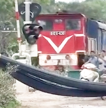 Tàu hỏa phanh khẩn cấp để tránh xe tải chở bó sắt mắc kẹt ở đường ray